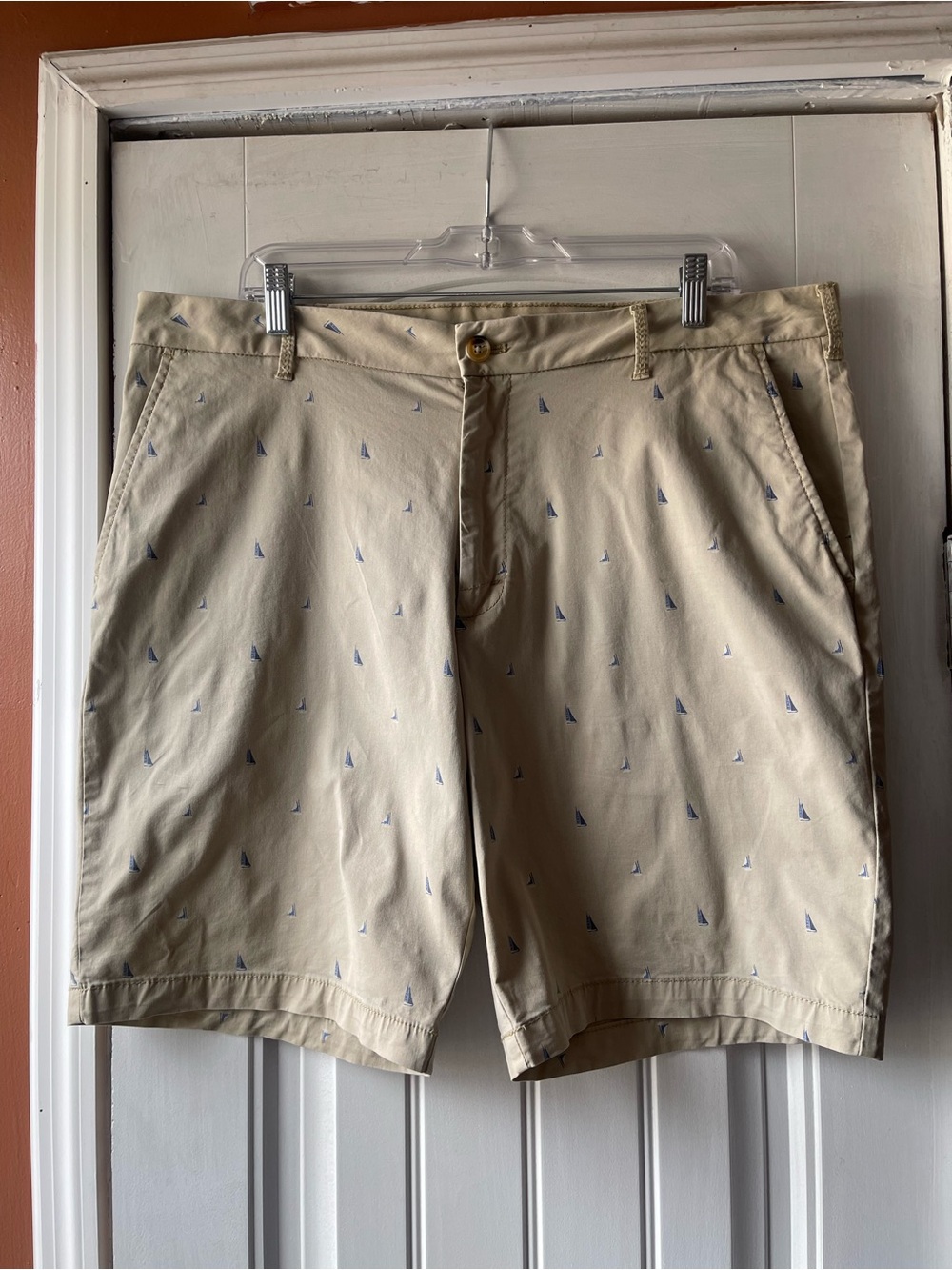IZOD Men's Tan Printed Chino Shorts - Blue Sailboat Print